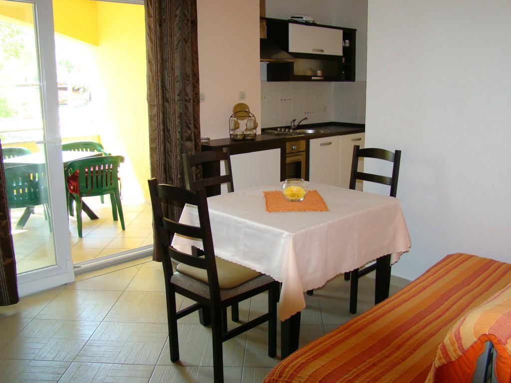 Apartments Buturic Sali Rum bild